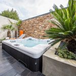 Spa dans un jardin avec palmier