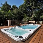 Spa de nage DYNASTY encastré dans terrasse en bois