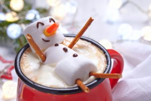 bonhomme de neige dans une tasse imitation spa