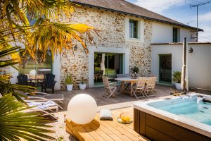 Jardins du moulin spa sur terrasse avec maison en pierre