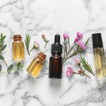 aromatherapie-huiles-essentielles-bidons-fioles-fleurs-plantes
