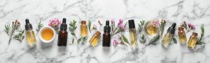 aromatherapie-huiles-essentielles-bidons-fioles-fleurs-plantes