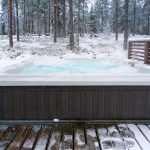 spa sous la neige sur une terrasse en hiver