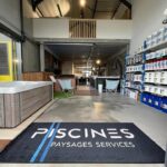 entrée de magasin piscines paysages services avec tapis noir et lumiere a guerante avec produits chimiques et spa